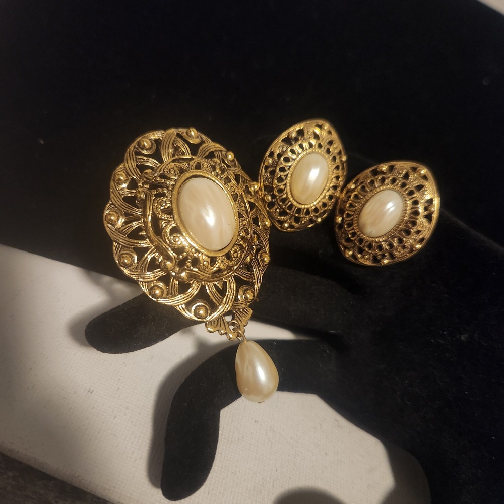 Vintage Gold Tone Faux Pearl Filigree Brooch and Clip On Earrings Set‎ Victorian